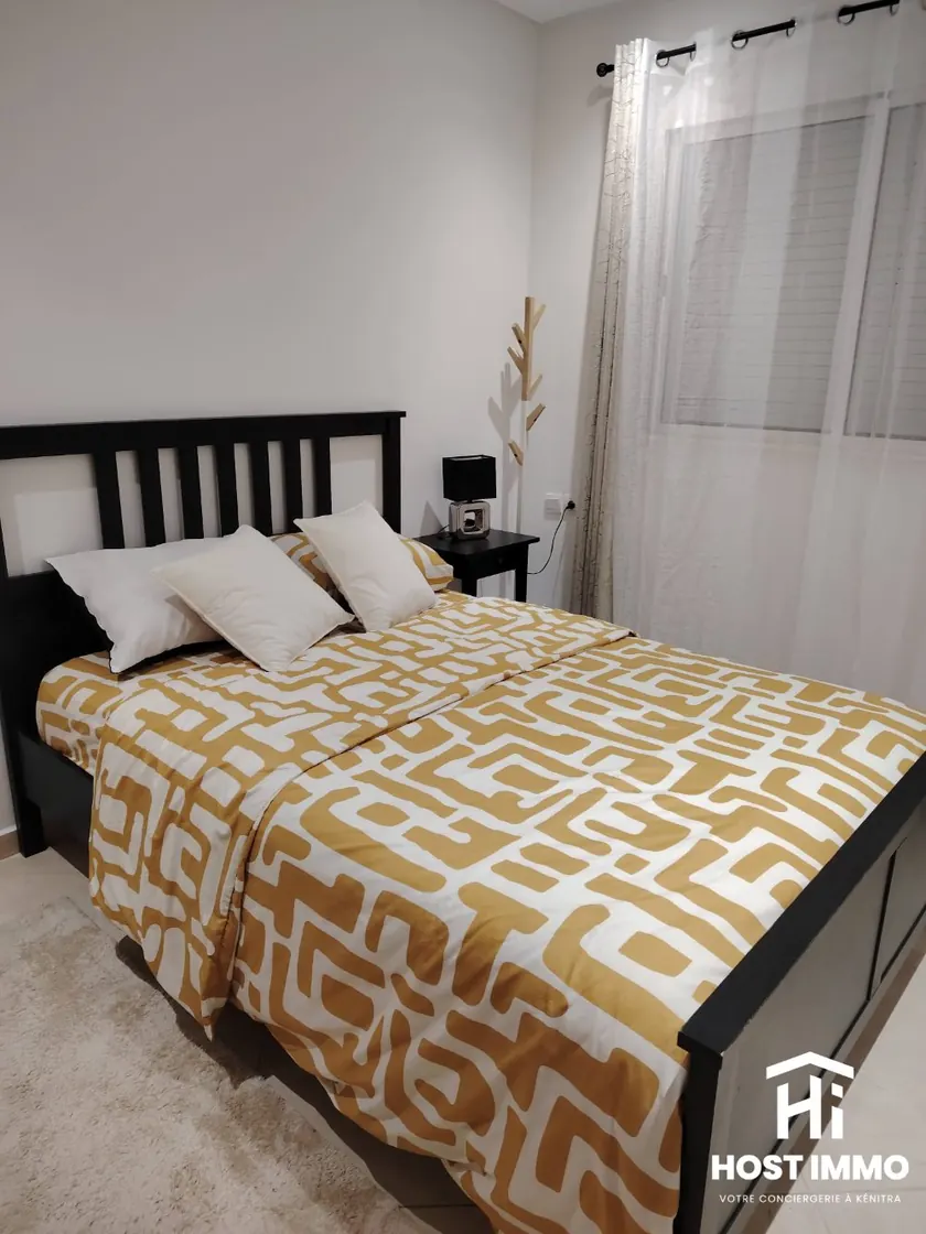Dormitorio preparado con ropa de cama limpia por Host Immo