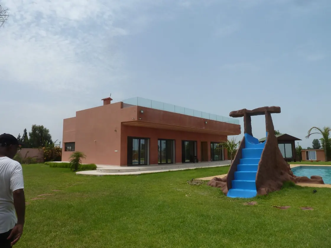 Villa con piscina ofrecida en alquiler por Host Immo